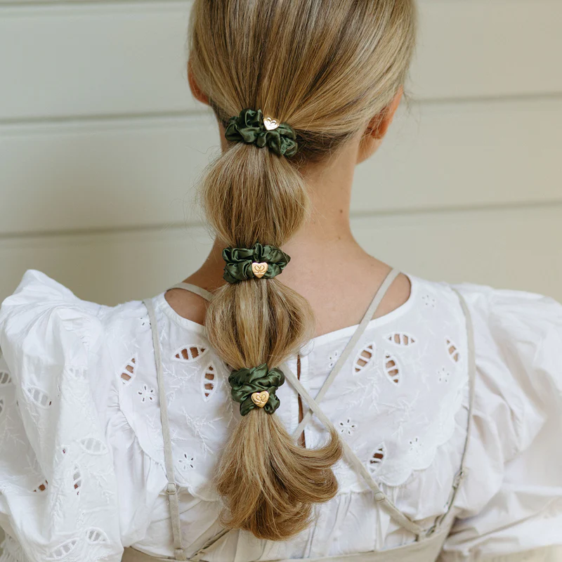 Silkkinen scrunchie sydänkoristeella, khaki - Image 2