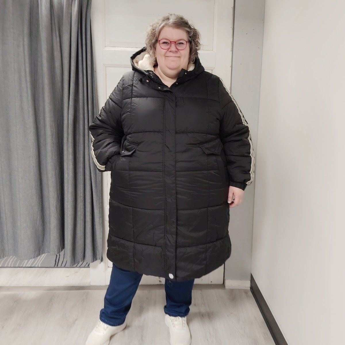 Pitkä toppatakki hiharaidoilla ja hupulla, musta, Zhenzi